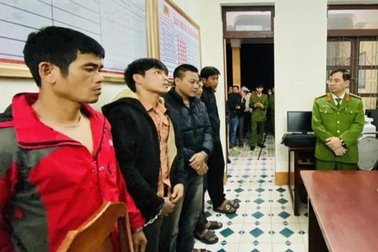 29 người vác cưa vào rừng cắt trộm 40 tấn keo tràm trong đêm