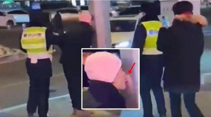 Nghịch dại liếm cột đèn đóng băng, chàng trai bị dính lưỡi phải cầu cứu cảnh sát-1