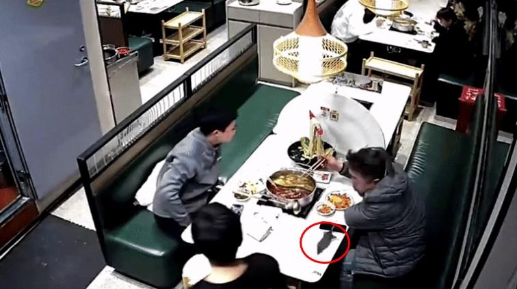 Chuột rơi trúng đầu khiến thực khách bị thương khi đang dùng bữa trong nhà hàng-1