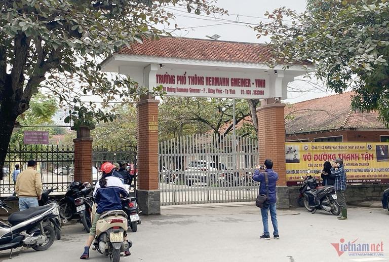 Sập trần gỗ trong lớp, nhiều học sinh phải nhập viện-1