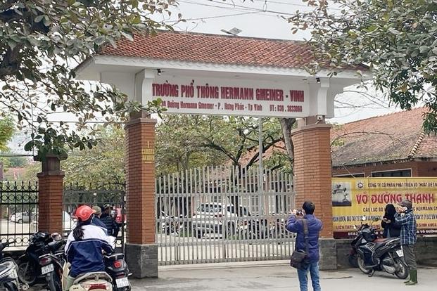 Hiện trường sập trần gỗ lớp học ở Nghệ An, 2 học sinh cấp cứu-8