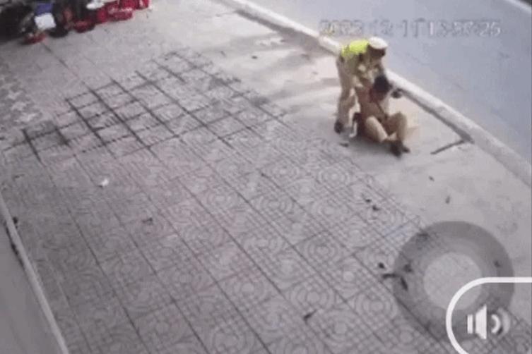 Đi bộ trên vỉa hè cũng suýt mất mạng vì bị ô tô đâm-1