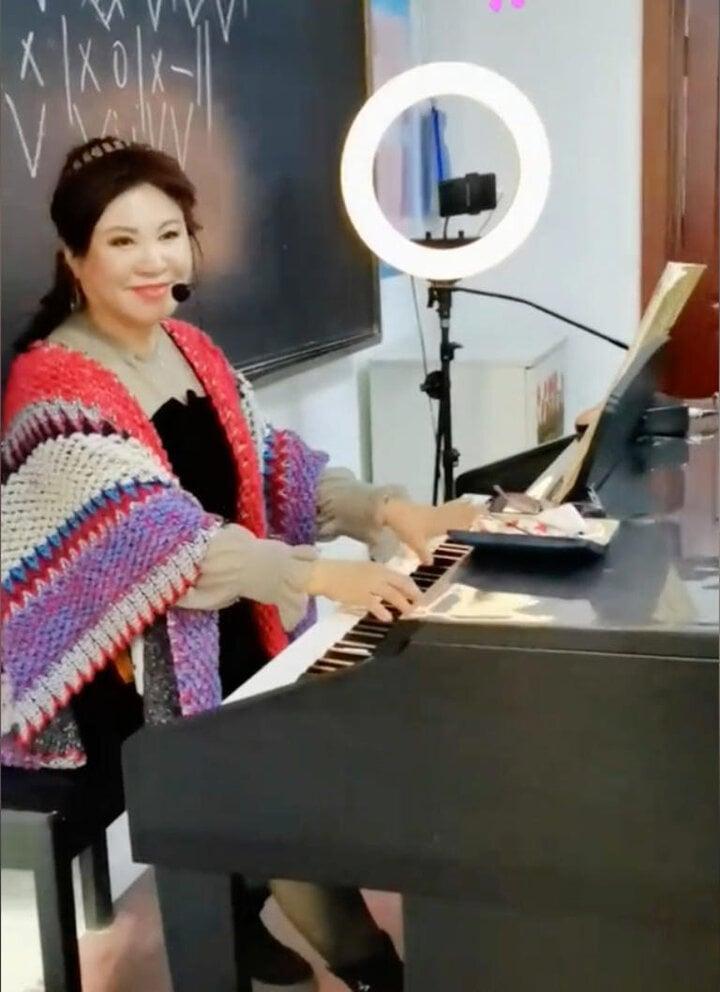 Trường đại học mở lớp dạy hát karaoke, học viên đăng ký chật kín-1