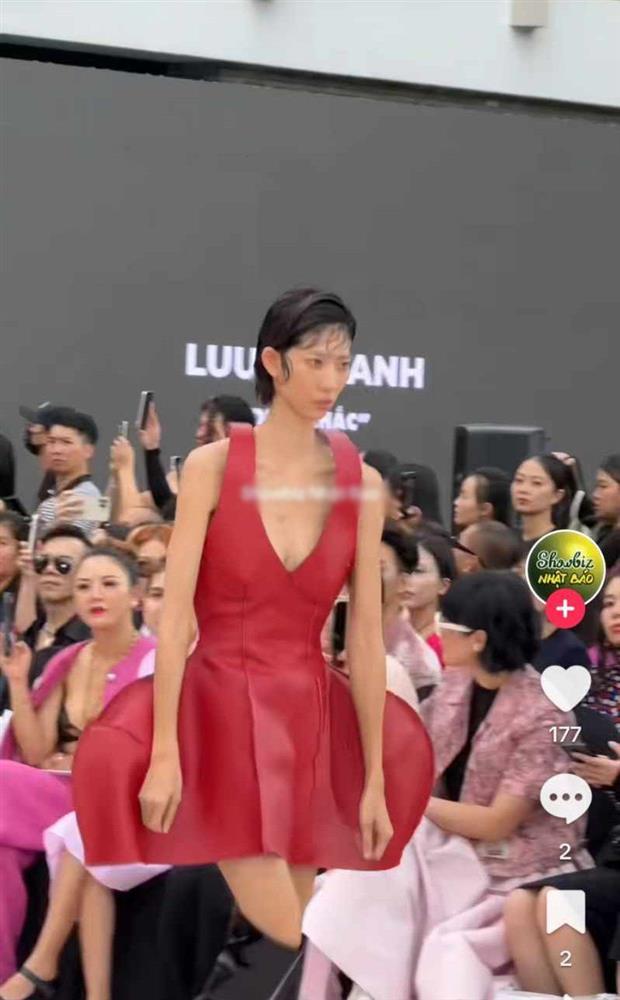 Show thời trang Việt bắt chước nước ngoài, người mẫu cong lưng, di chuyển kỳ dị?-2