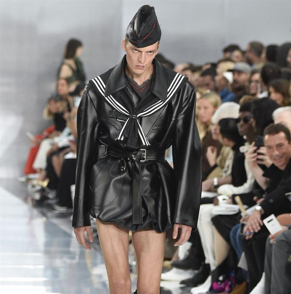 Show thời trang Việt bắt chước nước ngoài, người mẫu cong lưng, di chuyển kỳ dị?-3