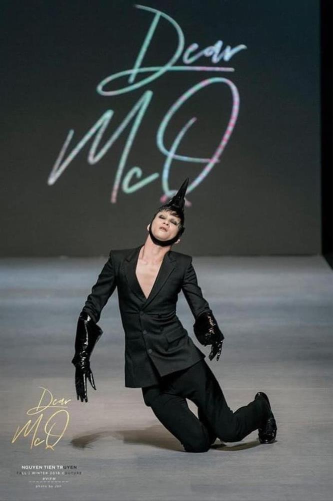 Show thời trang Việt bắt chước nước ngoài, người mẫu cong lưng, di chuyển kỳ dị?-4