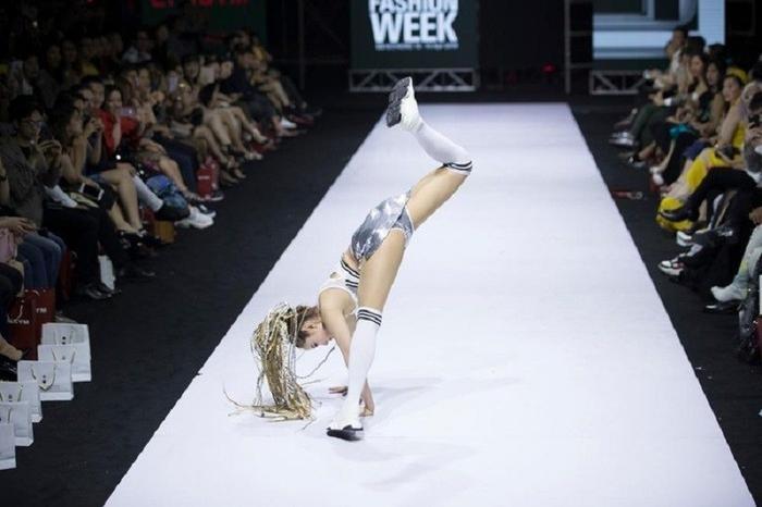 Show thời trang Việt bắt chước nước ngoài, người mẫu cong lưng, di chuyển kỳ dị?-7