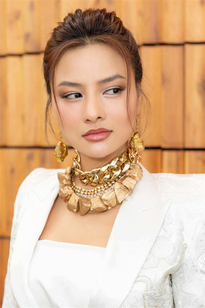 Show thời trang Việt bắt chước nước ngoài, người mẫu cong lưng, di chuyển kỳ dị?-9