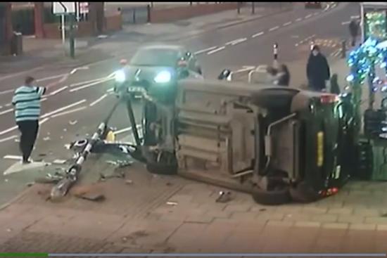 Đi bộ trên vỉa hè cũng suýt mất mạng vì bị ô tô đâm