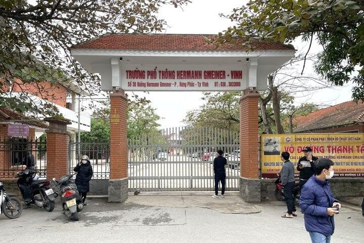 Hiện trường sập trần gỗ lớp học ở Nghệ An, 2 học sinh cấp cứu-1