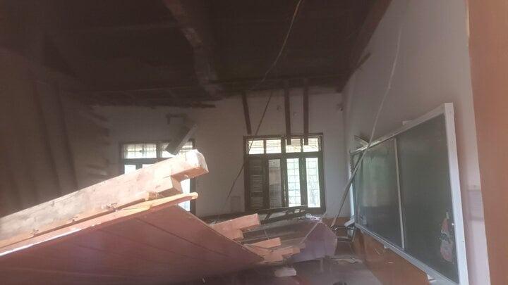 Hiện trường sập trần gỗ lớp học ở Nghệ An, 2 học sinh cấp cứu-4