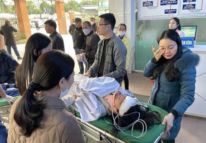 Hiện trường sập trần gỗ lớp học ở Nghệ An, 2 học sinh cấp cứu-6