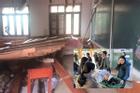 Hiện trường sập trần gỗ lớp học ở Nghệ An, 2 học sinh cấp cứu