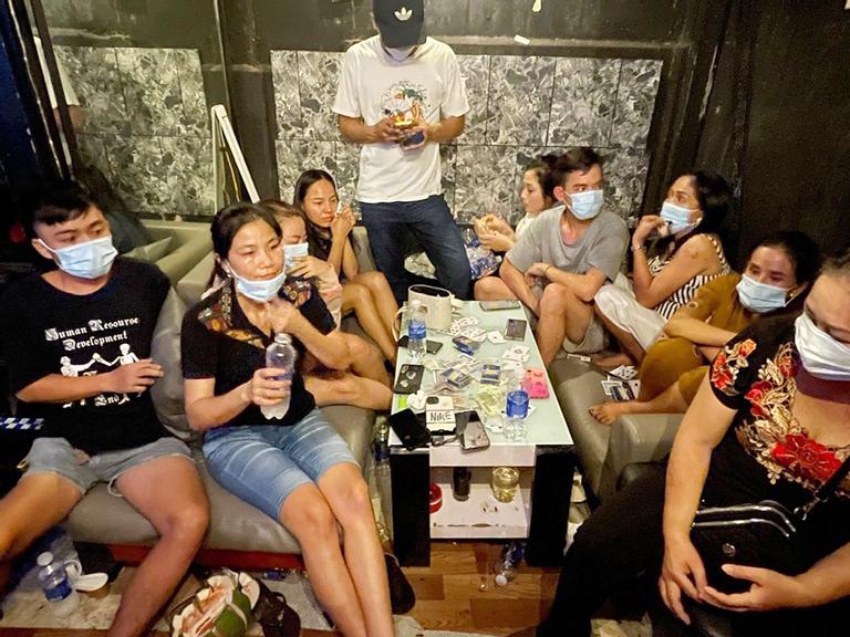 Triệt phá sòng bạc quý bà trong quán nước ở TP.HCM-1