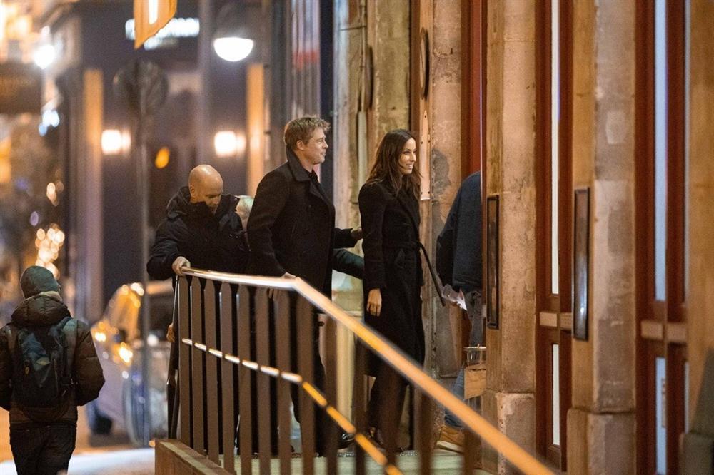 Brad Pitt tuổi 60: Trẻ trung, phong độ, liên tục tình tứ bên tình trẻ-2