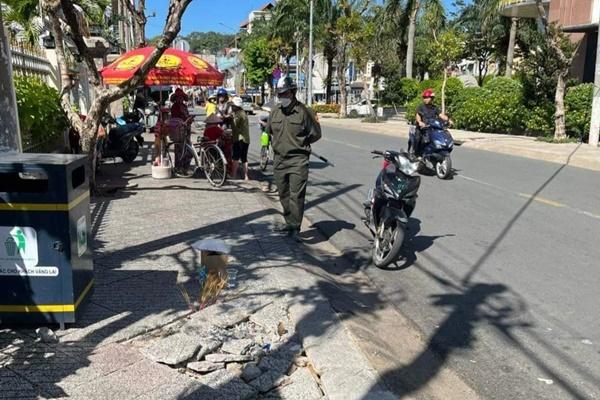 Phát hiện thi thể nam thanh niên và xe máy dưới mương cạn ở Hà Nam-2