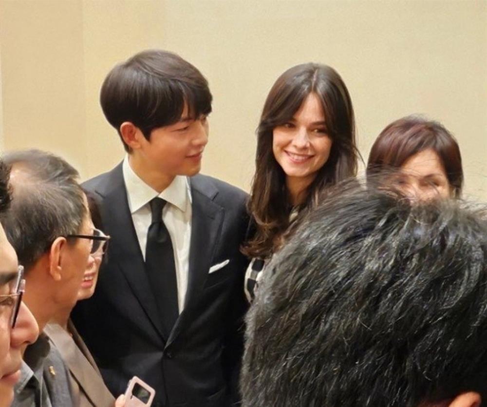 Khoảnh khắc ngọt ngào của Song Joong Ki bên vợ và con trai-2