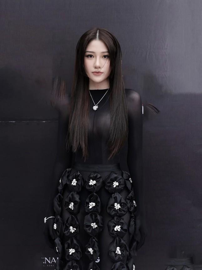 Em gái Trấn Thành mặc táo bạo-1