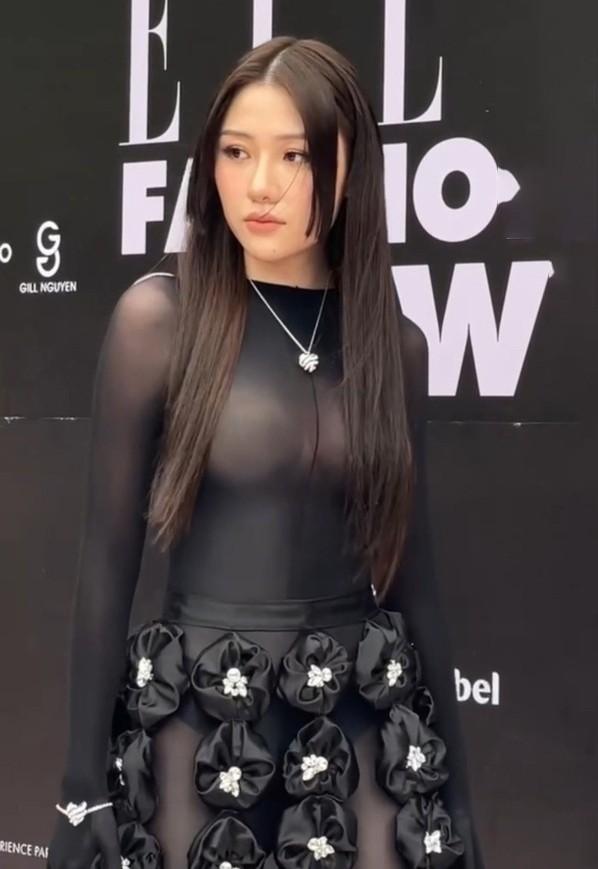 Em gái Trấn Thành mặc táo bạo-2