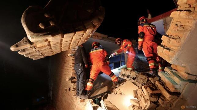 Động đất ở Cam Túc khiến 131 người thiệt mạng, showbiz Trung Quốc chung tay hỗ trợ-1