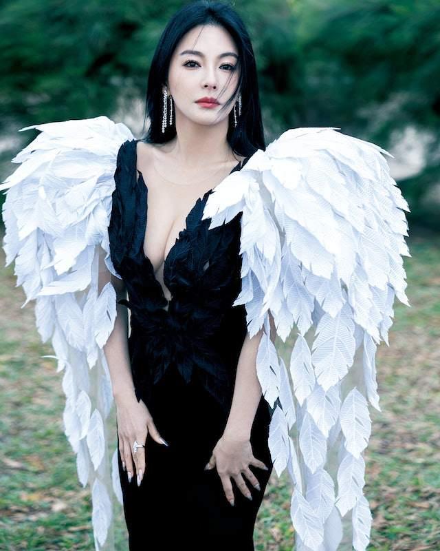 Mỹ nhân phản bội Châu Tinh Trì trẻ đẹp như gái đôi mươi dù đã làm mẹ 2 con, ở tuổi U40-2