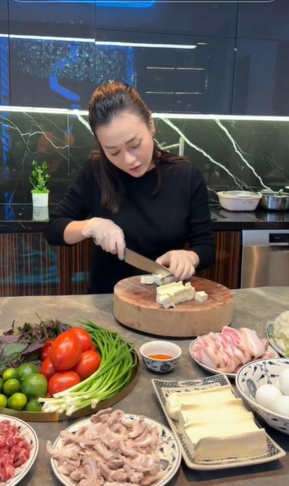 Khệ nệ bụng bầu tháng thứ 5, Phương Oanh phải kê ghế ngồi ở bếp để nấu ăn cho Shark Bình-1