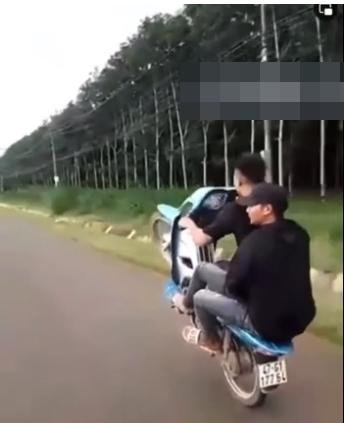 Phê ma túy, 2 thanh niên bốc đầu xe máy trên Quốc lộ 26-1