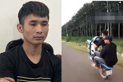 'Phê' ma túy, 2 thanh niên bốc đầu xe máy trên Quốc lộ 26