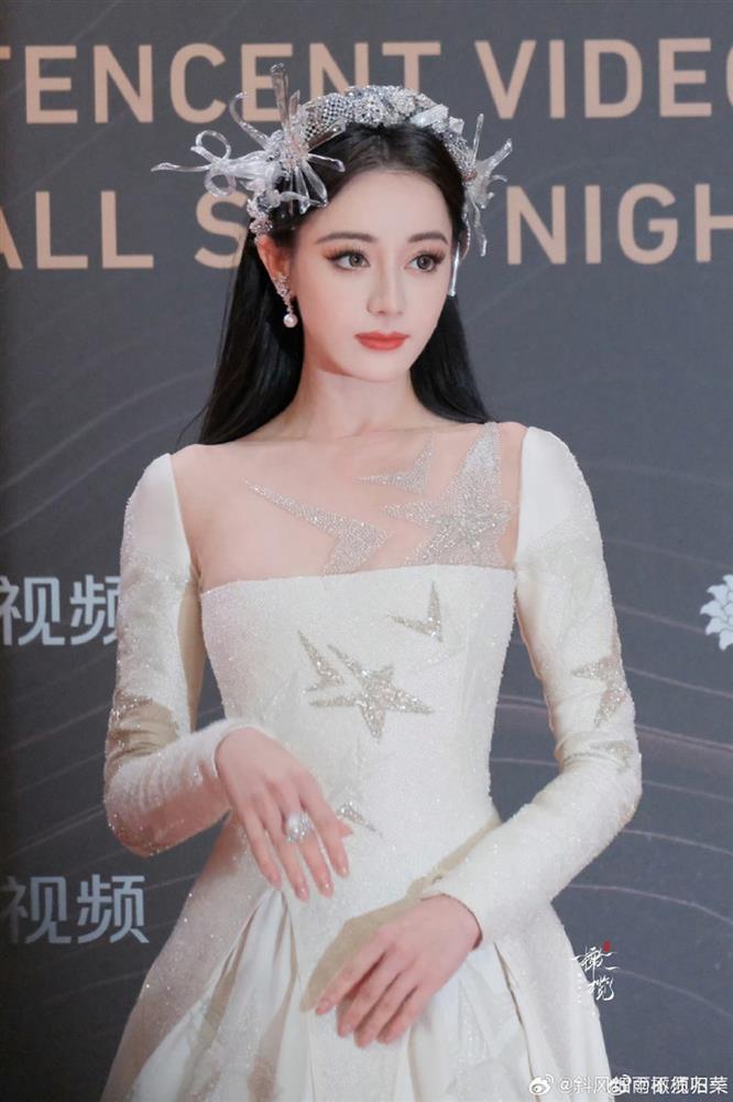 Địch Lệ Nhiệt Ba hiếm hoi tiết lộ về bạn thân: Cãi nhau, xóa bạn bè nhưng vẫn bên nhau như người một nhà-4