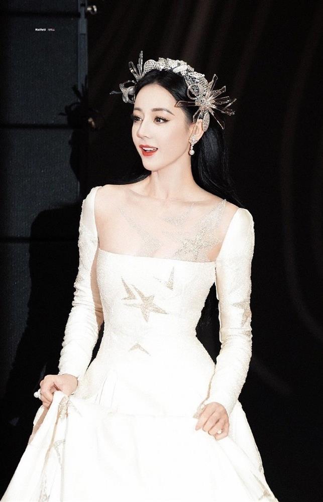 Địch Lệ Nhiệt Ba hiếm hoi tiết lộ về bạn thân: Cãi nhau, xóa bạn bè nhưng vẫn bên nhau như người một nhà-5