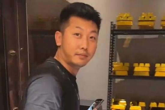 Nam diễn viên khoe 'đống vàng' 7.000 tỷ đồng và màn đáp trả gây bức xúc