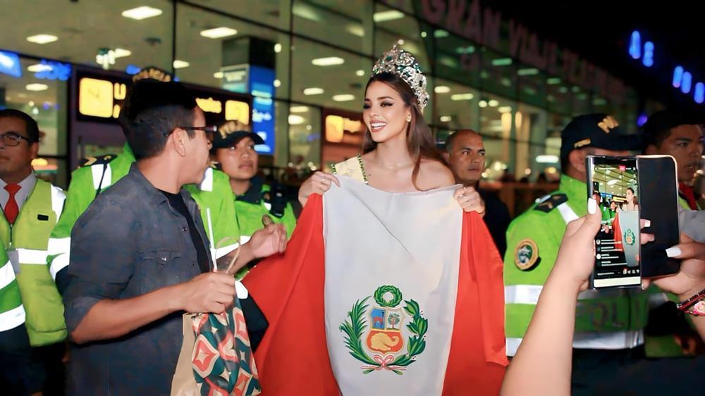 Đương kim Hoa hậu Hòa bình hôn bạn trai trên truyền hình-1