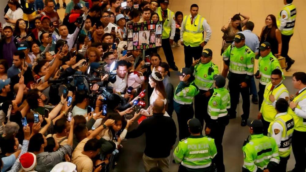 Đương kim Hoa hậu Hòa bình hôn bạn trai trên truyền hình-2