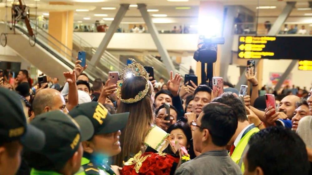 Đương kim Hoa hậu Hòa bình hôn bạn trai trên truyền hình-3