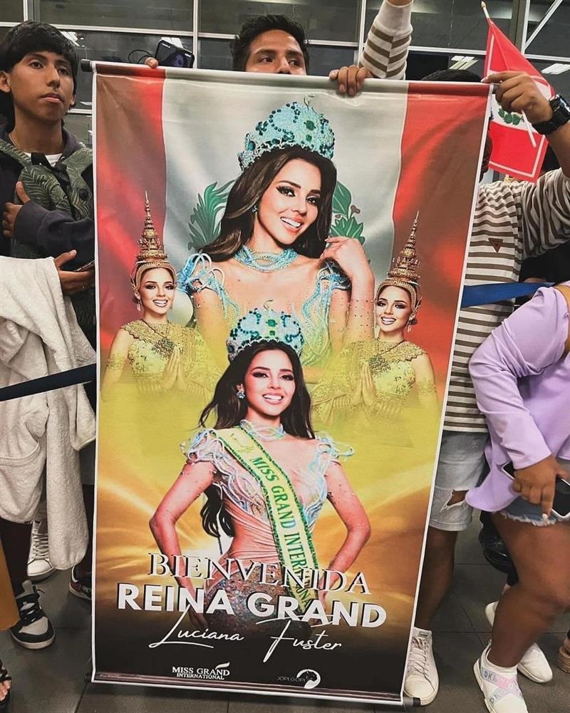 Đương kim Hoa hậu Hòa bình hôn bạn trai trên truyền hình-4