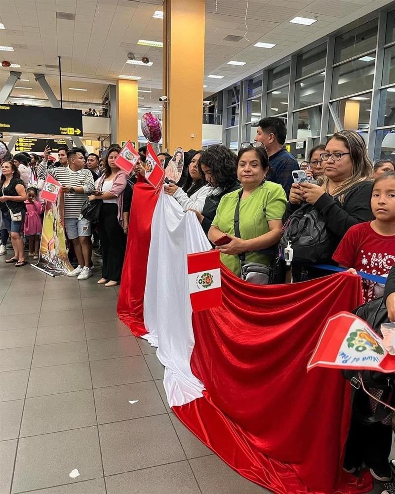 Đương kim Hoa hậu Hòa bình hôn bạn trai trên truyền hình-5