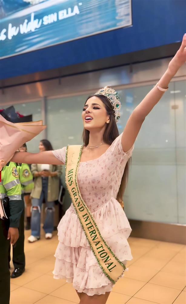 Đương kim Hoa hậu Hòa bình hôn bạn trai trên truyền hình-6