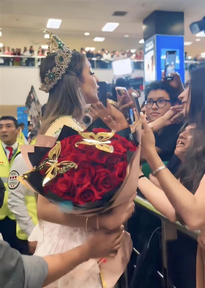 Đương kim Hoa hậu Hòa bình hôn bạn trai trên truyền hình-7