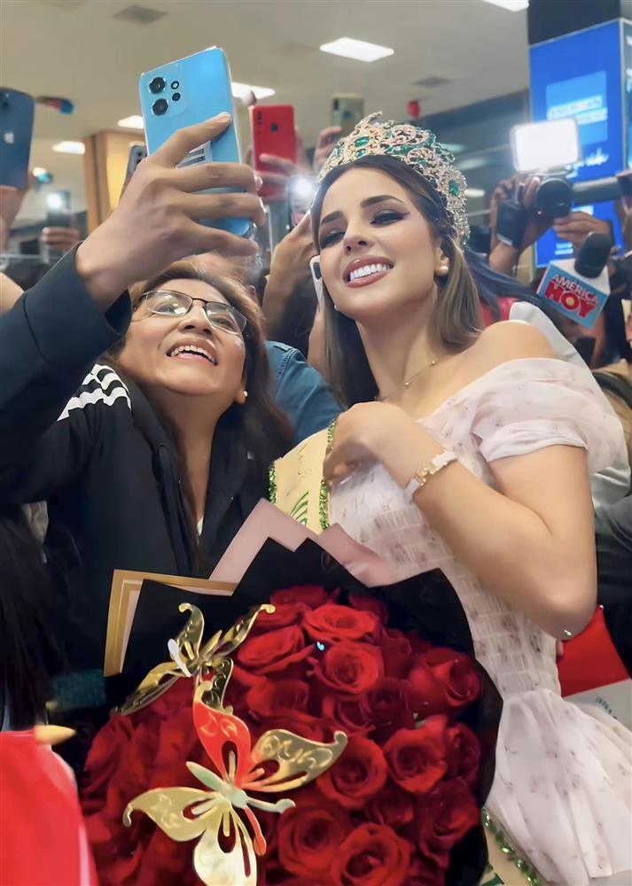 Đương kim Hoa hậu Hòa bình hôn bạn trai trên truyền hình-8