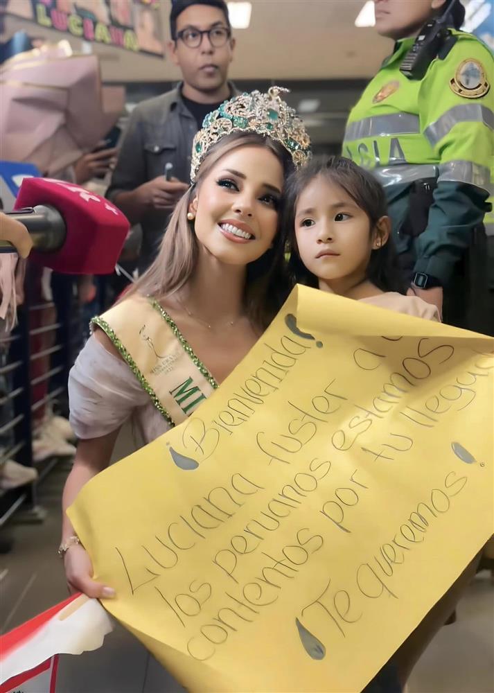 Đương kim Hoa hậu Hòa bình hôn bạn trai trên truyền hình-10