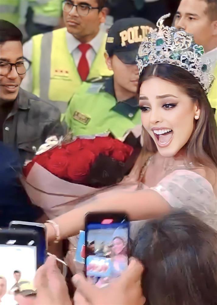 Đương kim Hoa hậu Hòa bình hôn bạn trai trên truyền hình-11