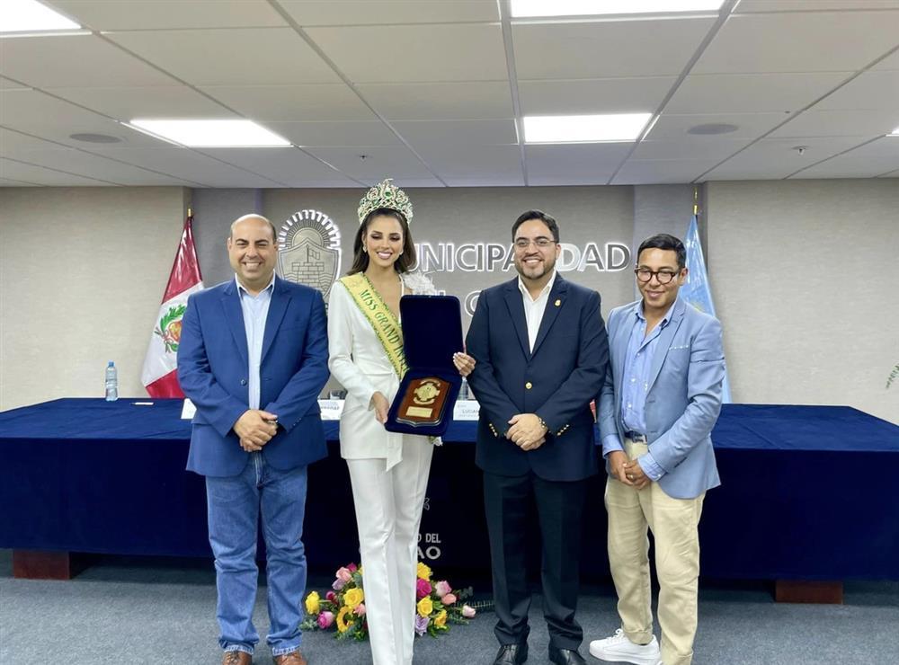 Đương kim Hoa hậu Hòa bình hôn bạn trai trên truyền hình-12