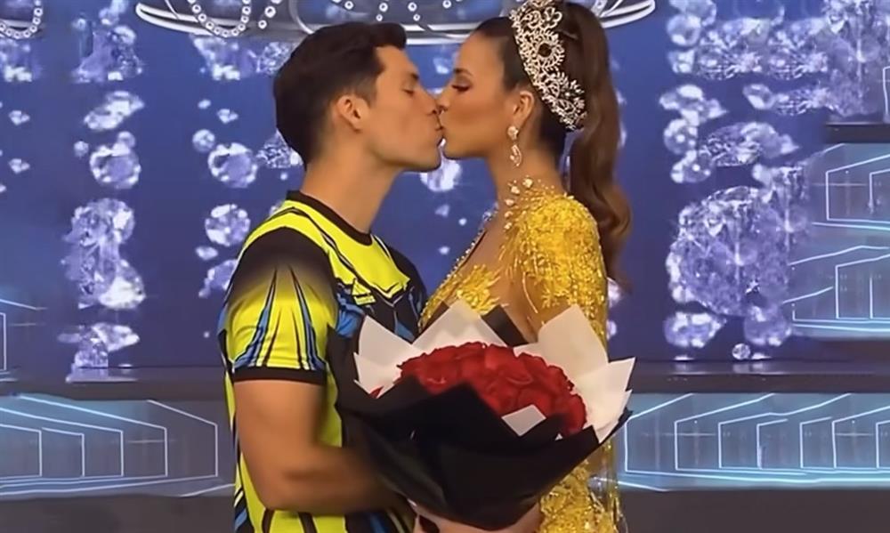 Đương kim Hoa hậu Hòa bình hôn bạn trai trên truyền hình-15