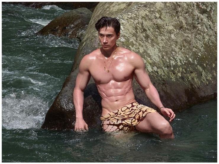 Nam thần không tuổi U60 cởi trần ngồi viết sách, lộ body ngoài đời thực gây bão MXH-1