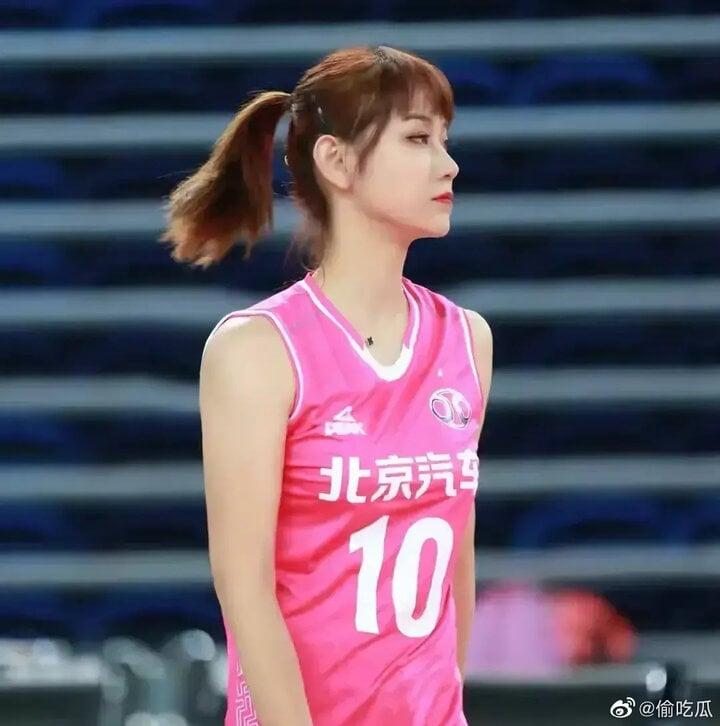 Ngắm nhan sắc nữ thần bóng chuyền vừa đính hôn với bạn trai cao 2m-6