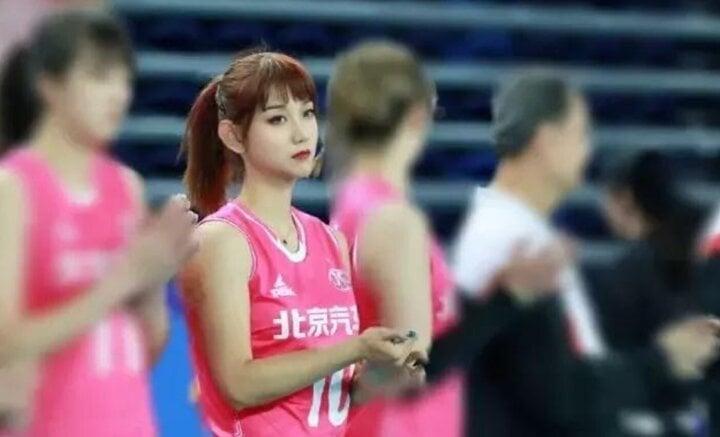 Ngắm nhan sắc nữ thần bóng chuyền vừa đính hôn với bạn trai cao 2m-5