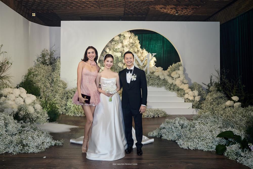 Gần như cả showbiz Việt quy tụ ở lễ cưới Diễm My 9X-9