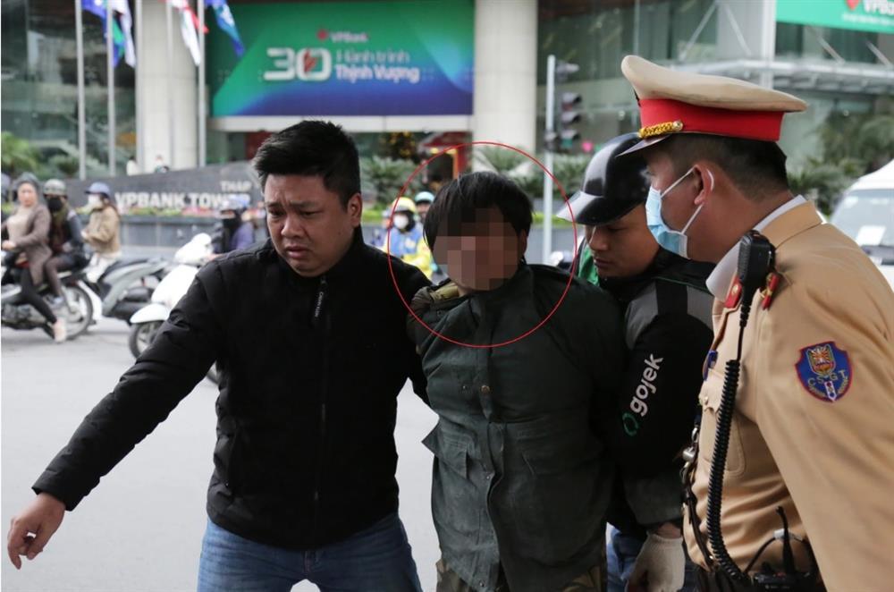 Cảnh sát vây bắt kẻ nghi tàng trữ ma túy trên phố Hà Nội-1
