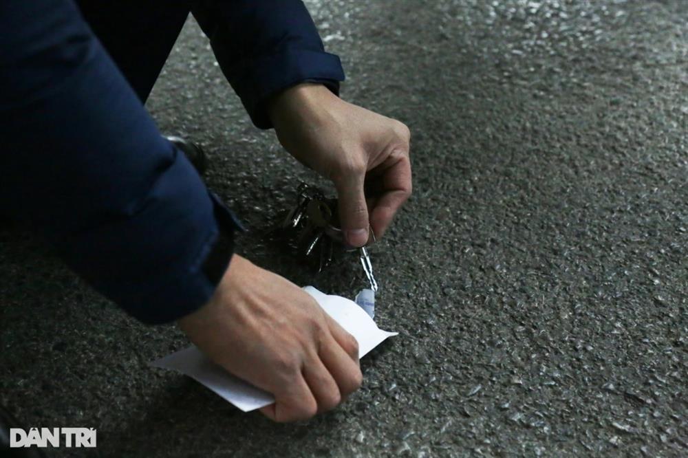 Cảnh sát vây bắt kẻ nghi tàng trữ ma túy trên phố Hà Nội-2