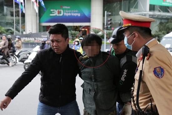 Cảnh sát vây bắt kẻ nghi tàng trữ ma túy trên phố Hà Nội